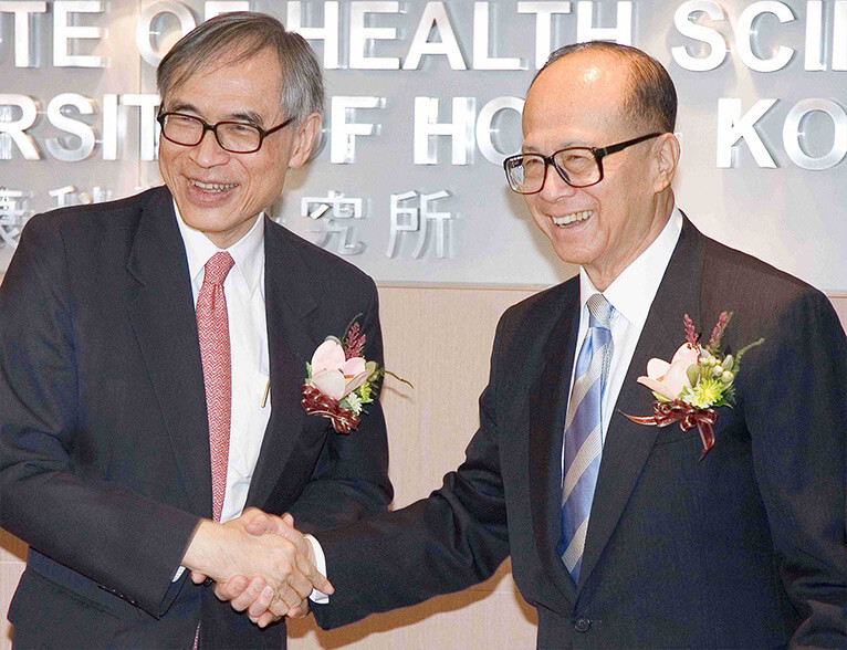 Prof. Lawrence J. LAU, the then Vice-Chancellor of CUHK, and Dr. LI Ka Shing congratulated each other at the unveiling ceremony of the Li Ka Shing Institute of Health Sciences.